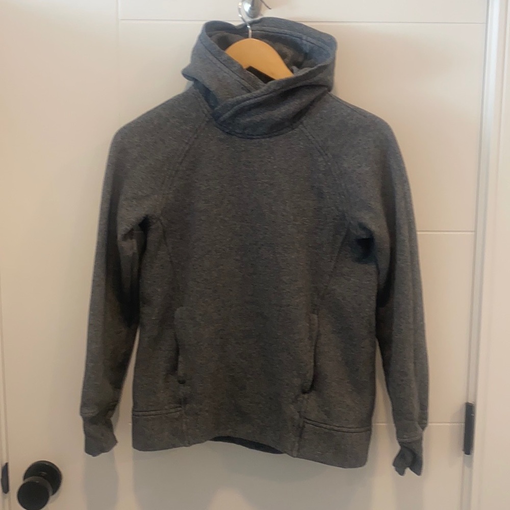 Lululemon grey pullover hoodie size 4, but fits like a 2!